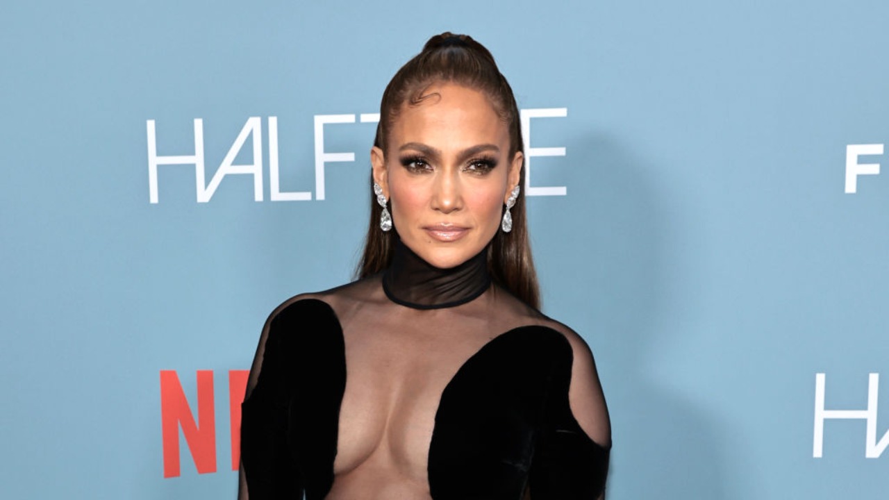 Sem lingerie, Jennifer Lopez ostenta corpão em look com transparência em festival de cinema