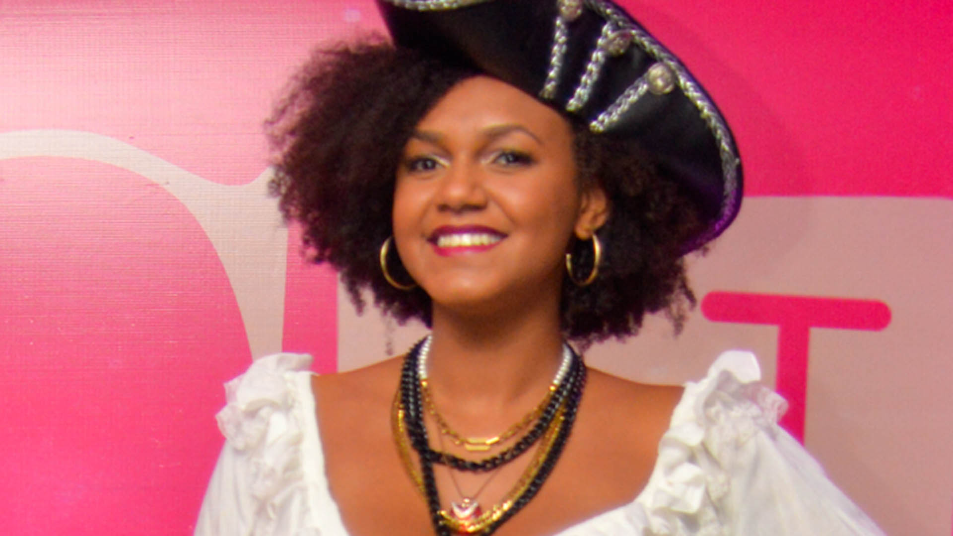 Ex-BBB Jessi Alves usa fantasia de pirata sexy em festa