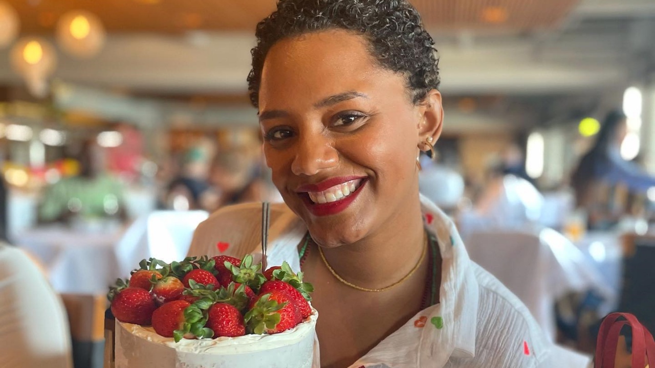 Jéssica Ellen mostra bolo de aniversário e comemora: “De repente 30”
