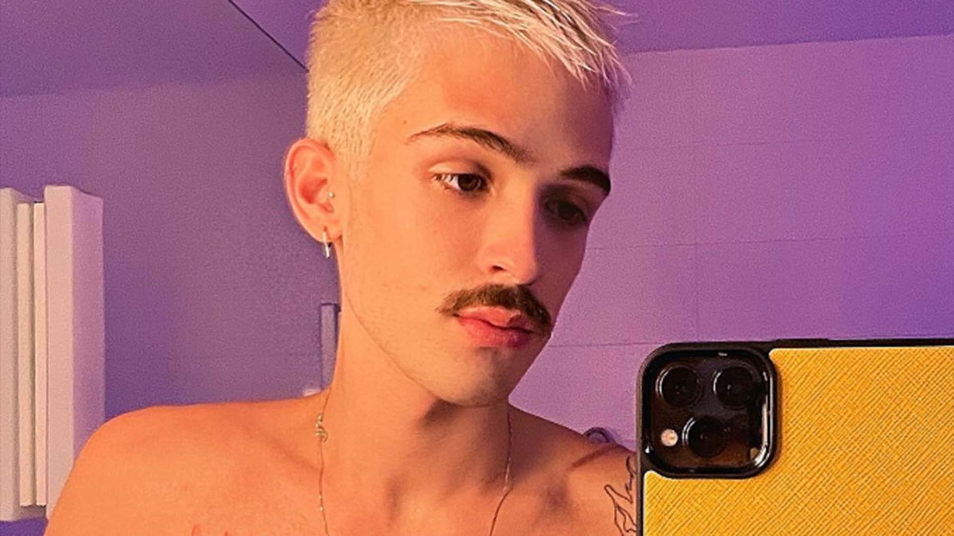 João Guilherme mostra tatuagem que fez no bumbum