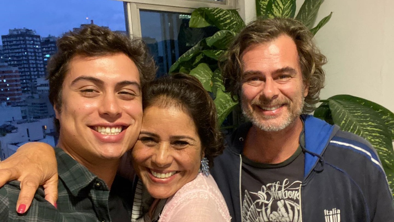 João Vitti celebra formatura do caçula: “Parabéns pelo 10 no seu TCC”