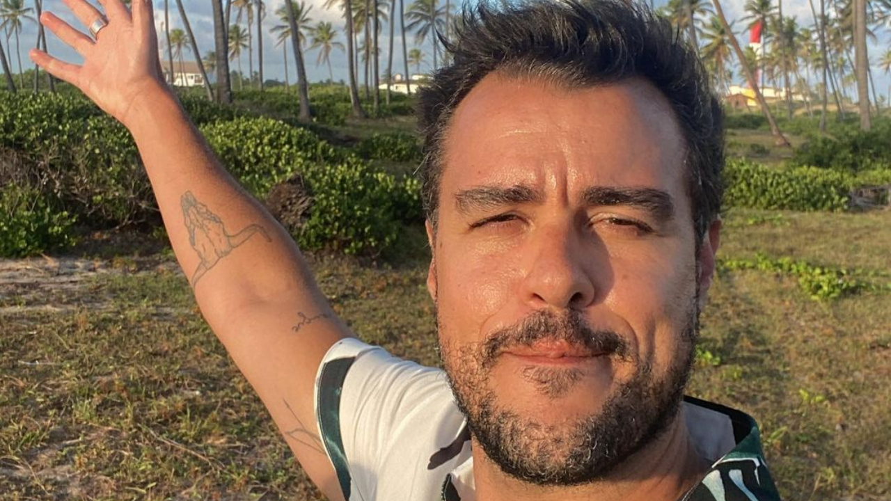 Joaquim Lopes encanta a web ao surgir lendo para uma das filhas gêmeas: ”Fofura!”