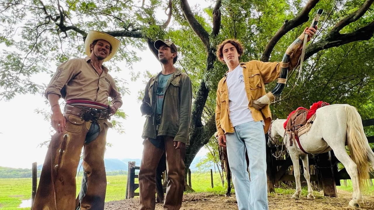 José Loreto posa com Irandhir Santos e Jesuíta Barbosa nos bastidores de ‘Pantanal’: “Meus manos”