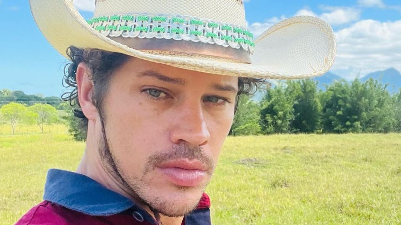 José Loreto aplica insulina nos bastidores de ‘Pantanal’
