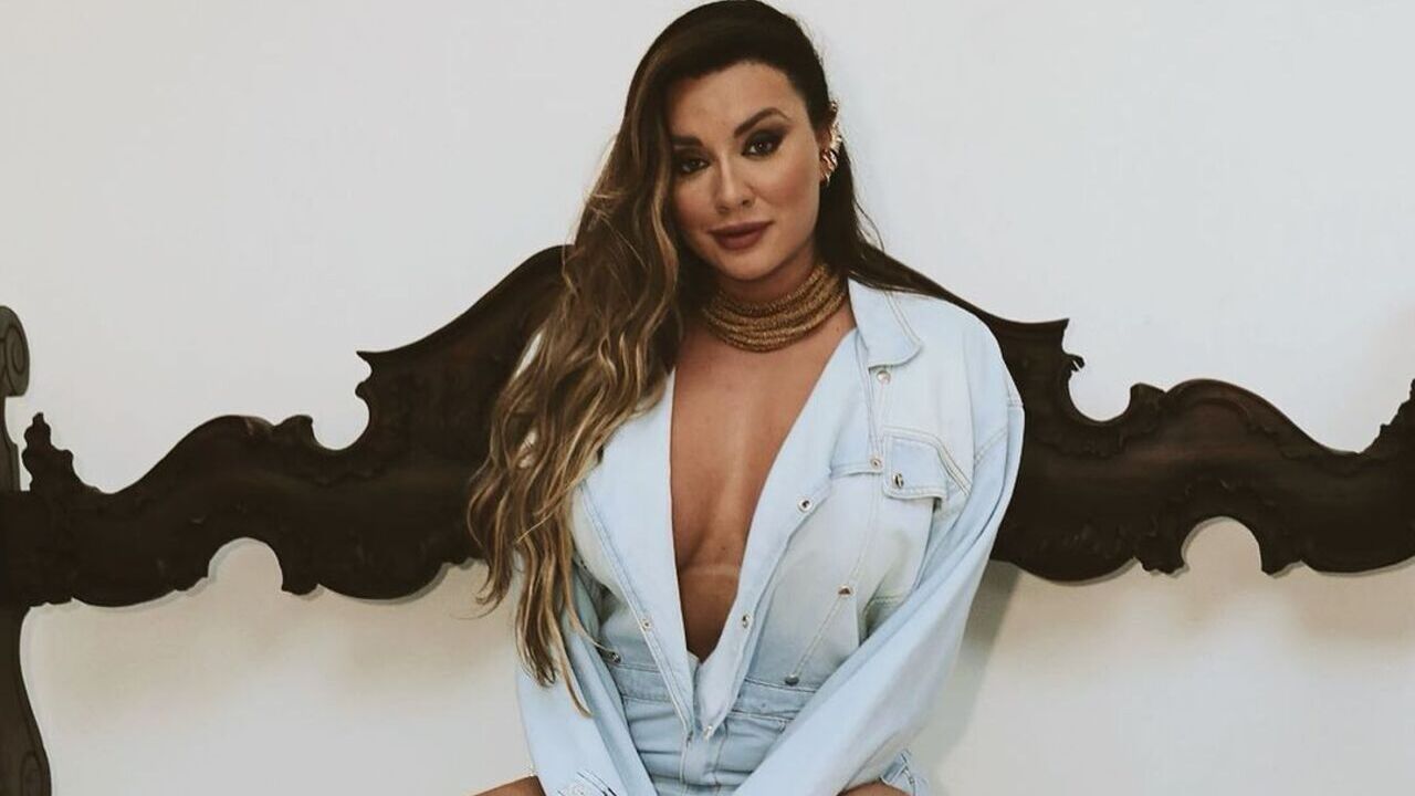 Juju Salimeni surpreende com calça muito larga: ”Jasmine tá diferente”