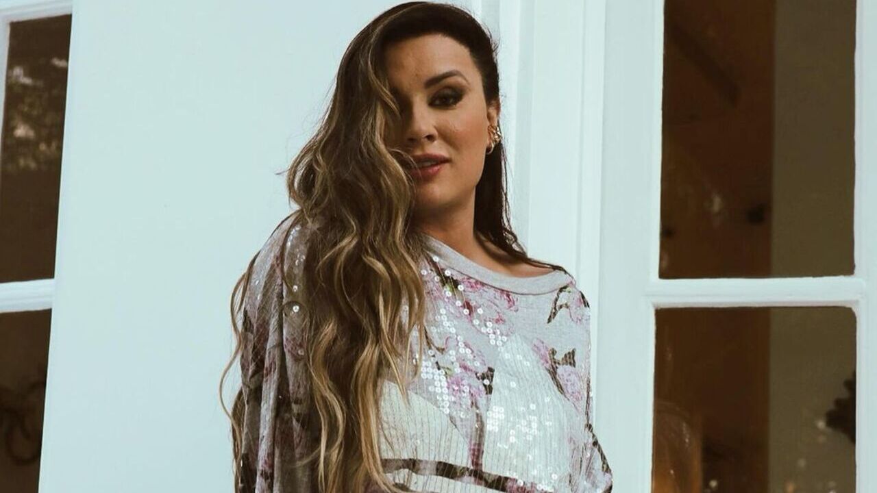Juju Salimeni impressiona ao mostrar corpaço em look com calça de moletom