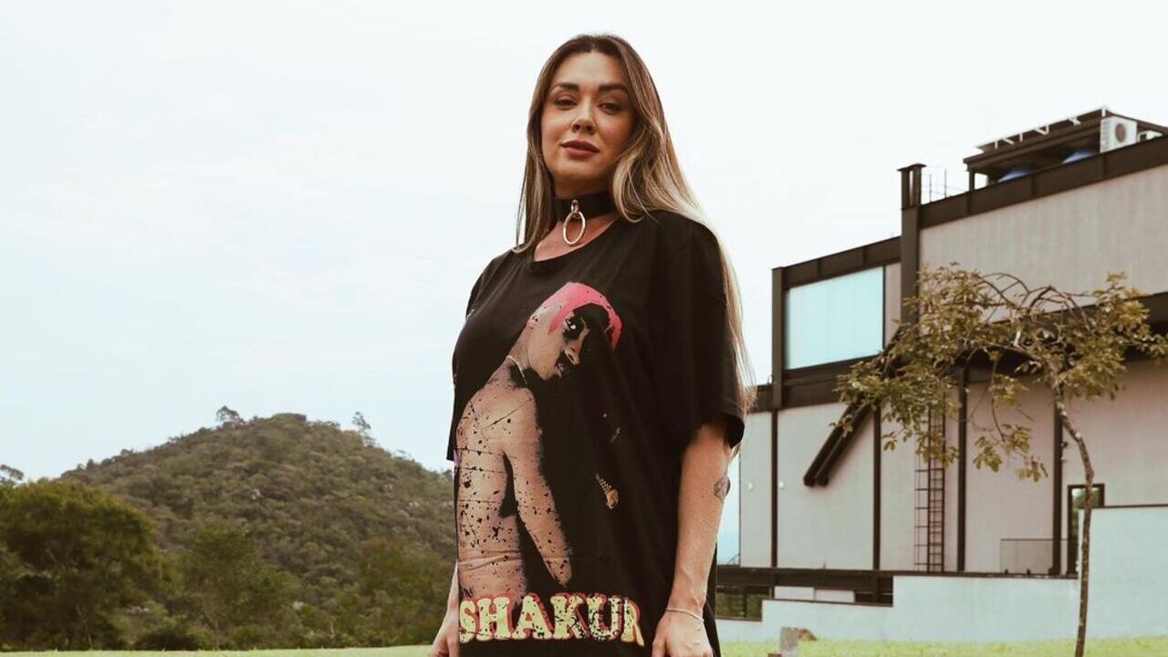 Juju Salimeni exibe bumbum desenhado ao aparecer de maiô fininho