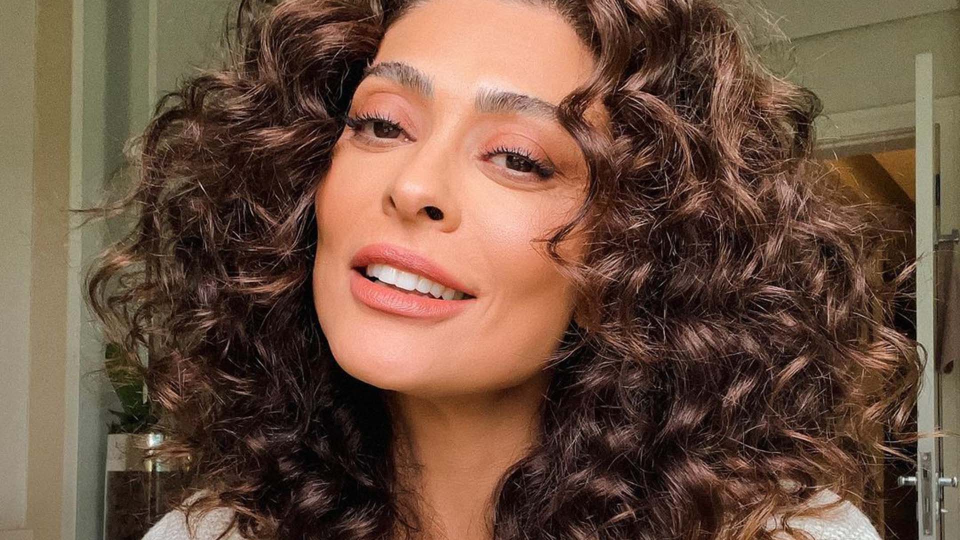 Juliana Paes usa vestido com transparência em novo ensaio fotográfico