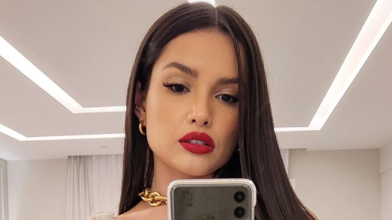 De batom vermelho, Juliette exibe look branco para gravação do ‘Domingão’: ”Que mulher”