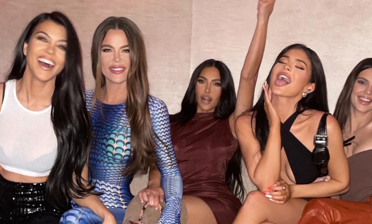 Em novo episódio de reality-show, as irmãs Kardashian-Jenner descobrem a traição de Tristan Thompson