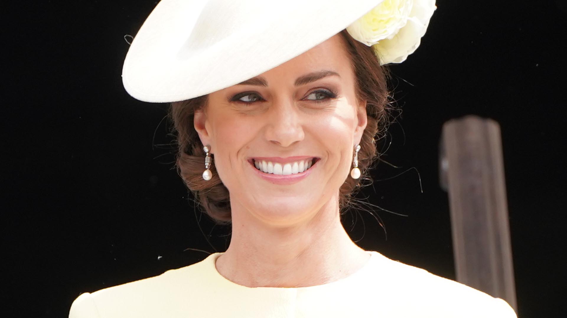 Kate Middleton usa joias da rainha Elizabeth II em Culto de Ação de Graças