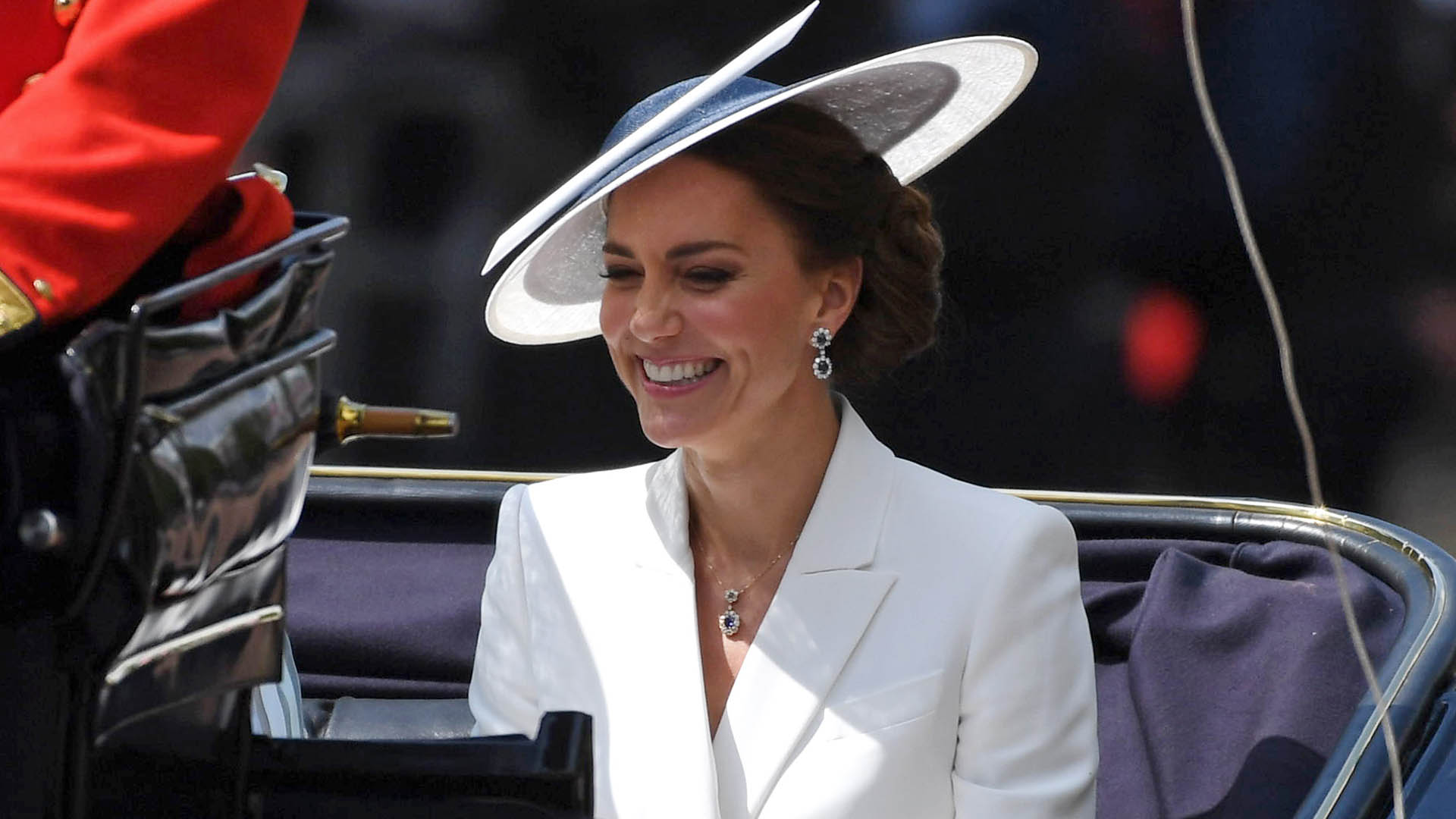 Kate Middleton usa brincos que eram da princesa Diana