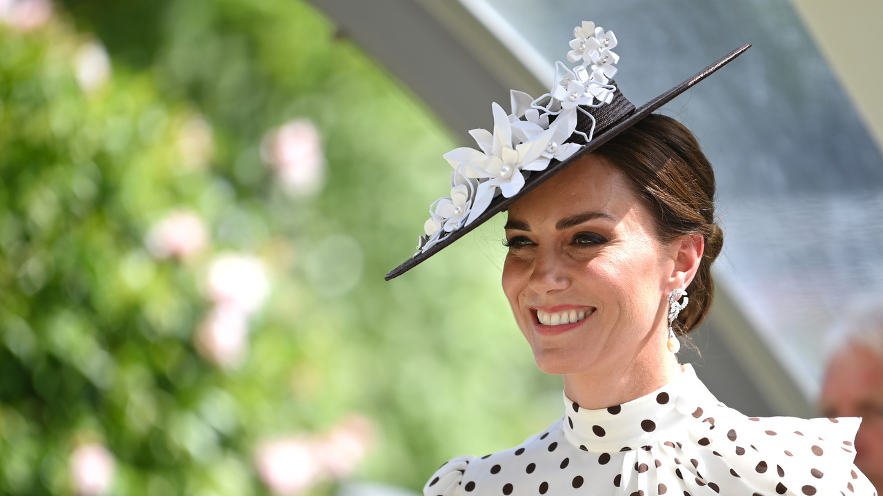 Kate Middleton comparece à corrida de cavalos em look de bolinhas