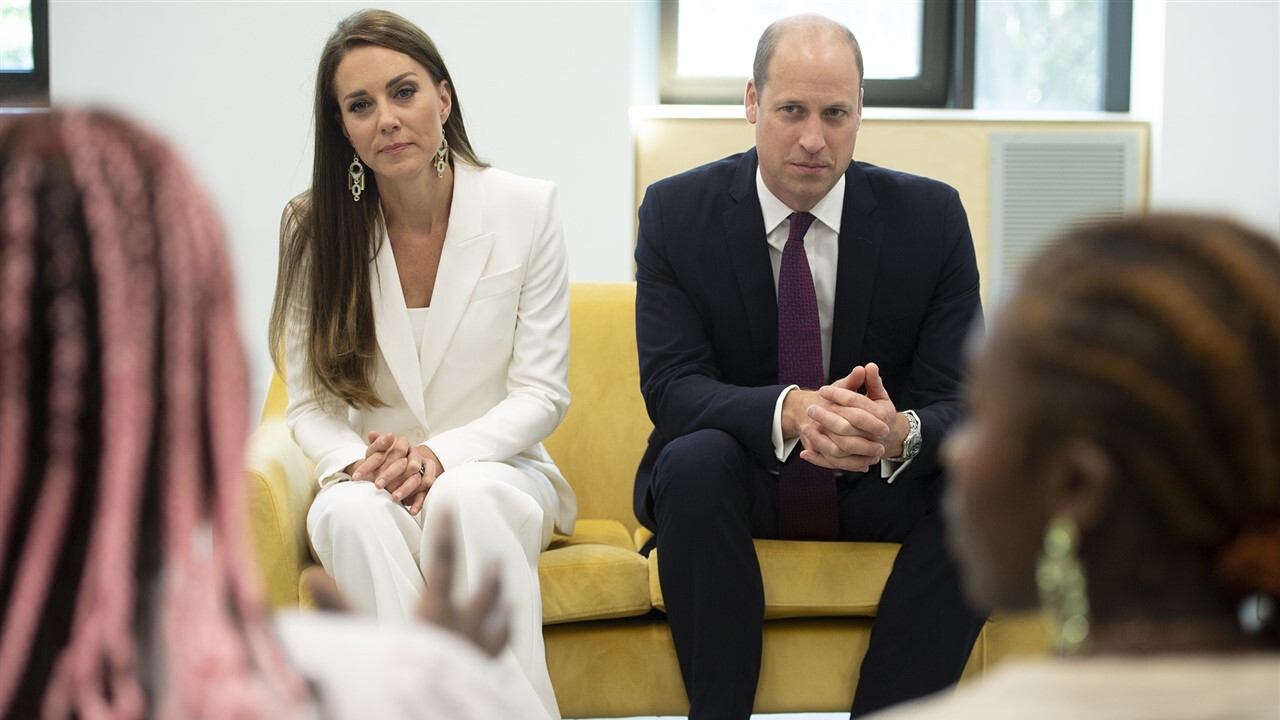 Kate Middleton esbanja elegância com look todo branco em eventos ao lado de Príncipe William