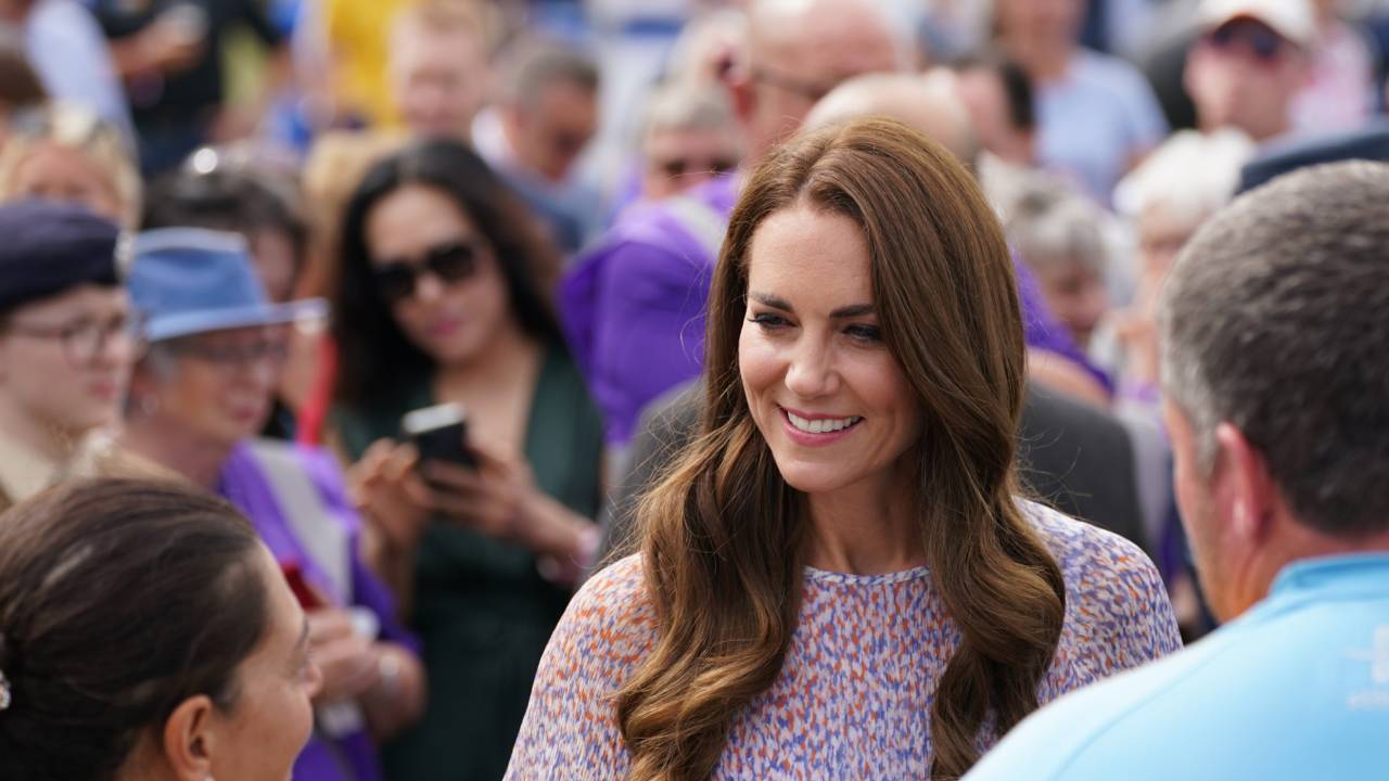 Kate Middleton impressiona em visita real ao jogar bola usando salto alto