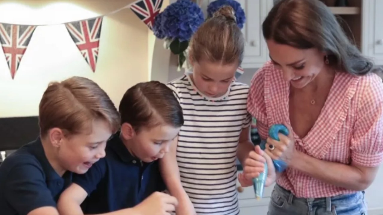 Kate Middleton faz cupcakes com os filhos para o Jubileu de Platina
