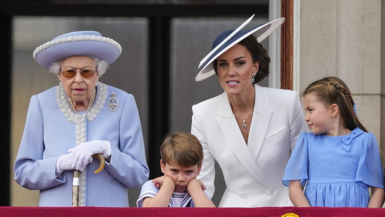 Kate Middleton atualiza estado de saúde da Rainha Elizabeth II, depois da monarca sentir desconforto