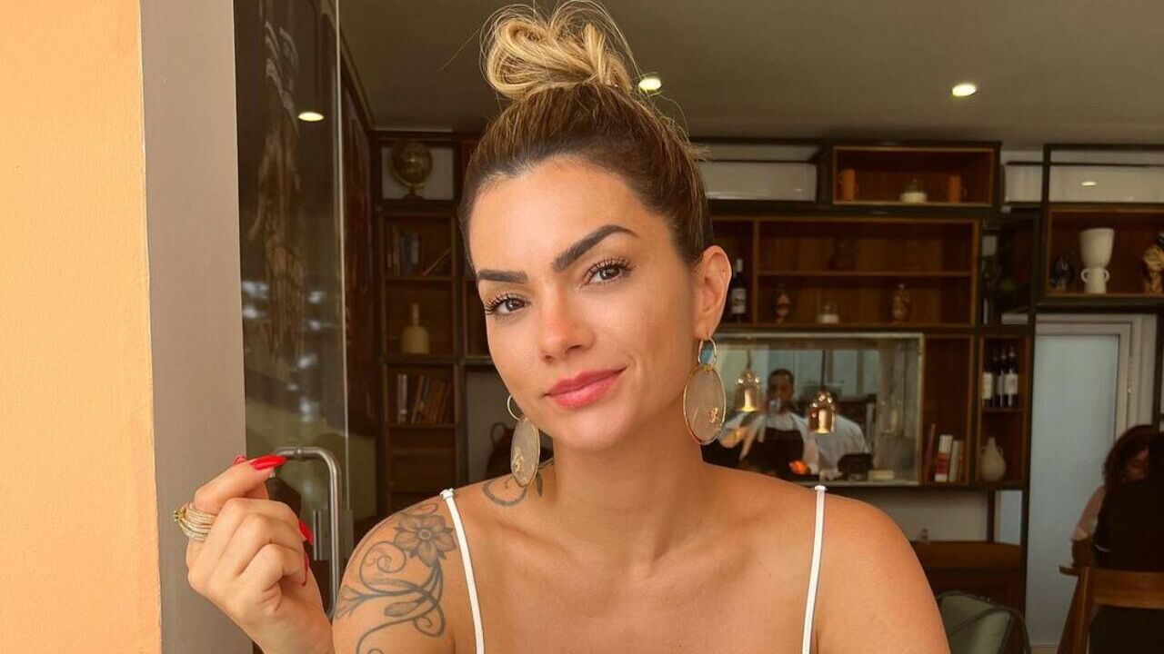 Kelly Key exibe barriga desenhada em look elegante e impressiona: ”Gata”