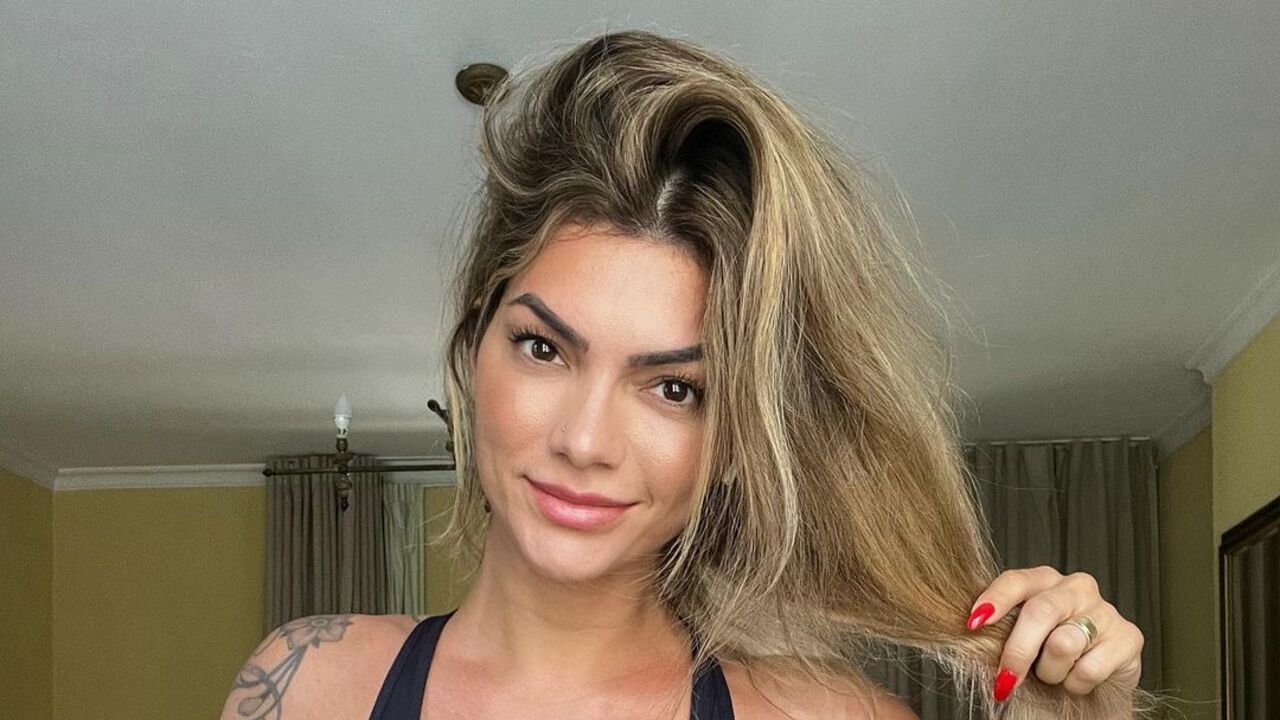 Kelly Key exibe barriga trincada na academia e brinca: ”Cadê meu biscoito?”