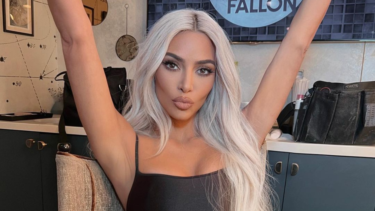 Kim Kardashian dispensa calcinha ao posar com vestido preto aberto