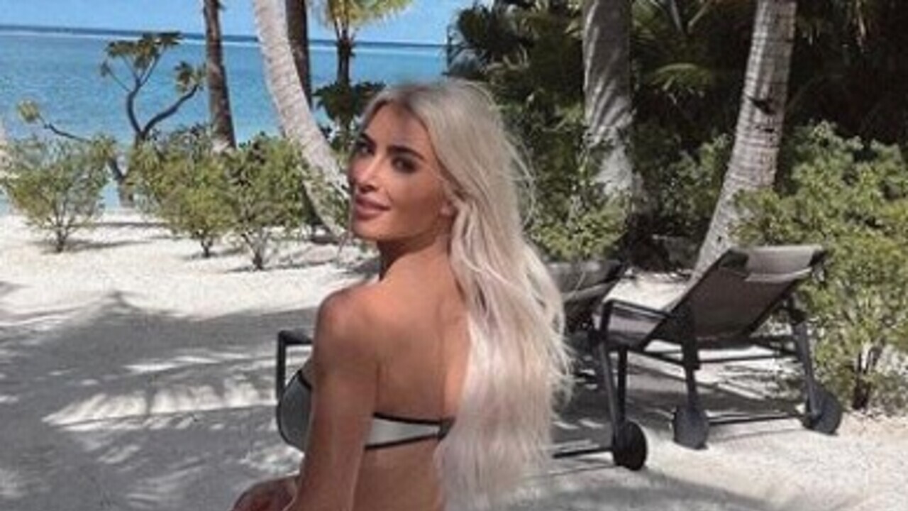 Kim Kardashian esbanja beleza posando com vestido transparente em frente ao espelho