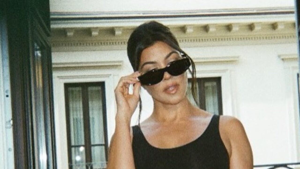 Kourtney Kardashian esbanja estilo com look all-black ao andar pelas ruas de Milão