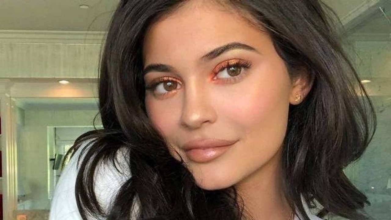 Kylie Jenner aparece sem maquiagem e surpreende com beleza natural: ”Rosto de bebê”