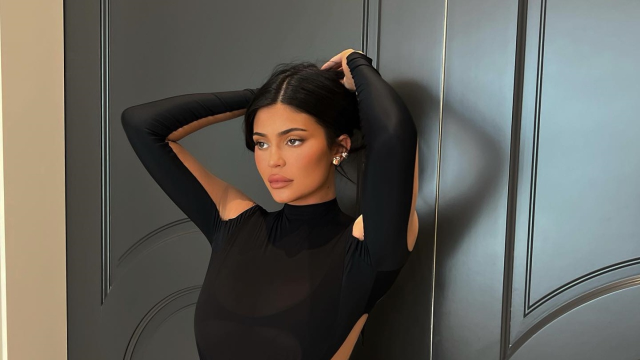 De blazer, Kylie Jenner inova no estilo com salto alto com diamantes: ”Noite passada”
