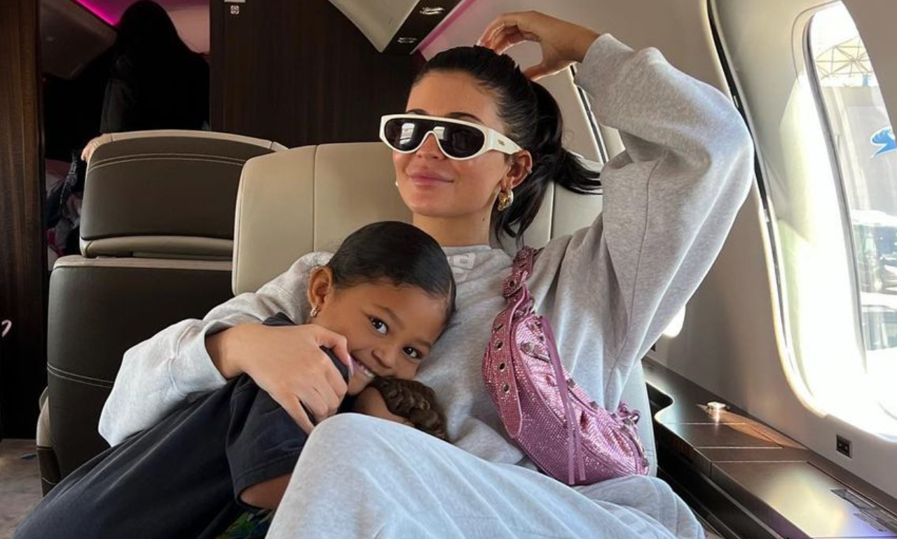 Kylie Jenner leva a filha, Stormi, para ver a exposição dos seus produtos em loja