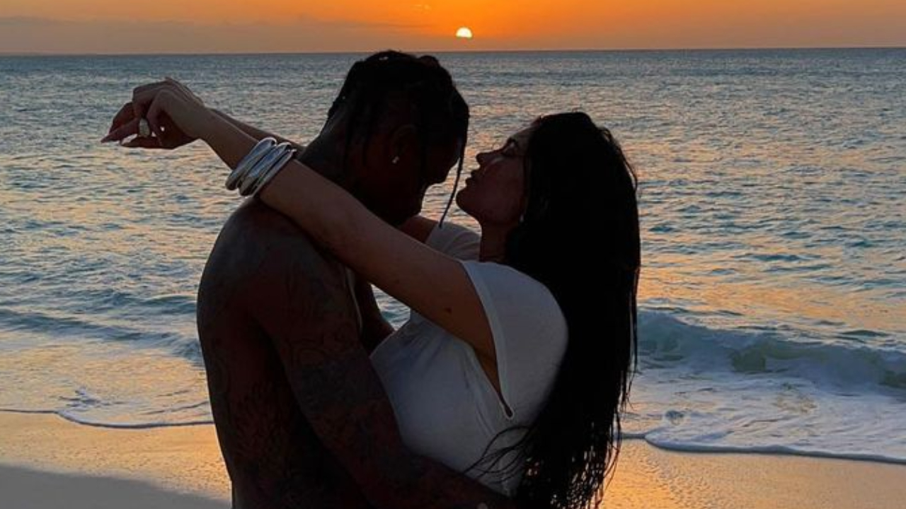 Kylie Jenner compartilha clique inédito de Travis Scott com os filhos