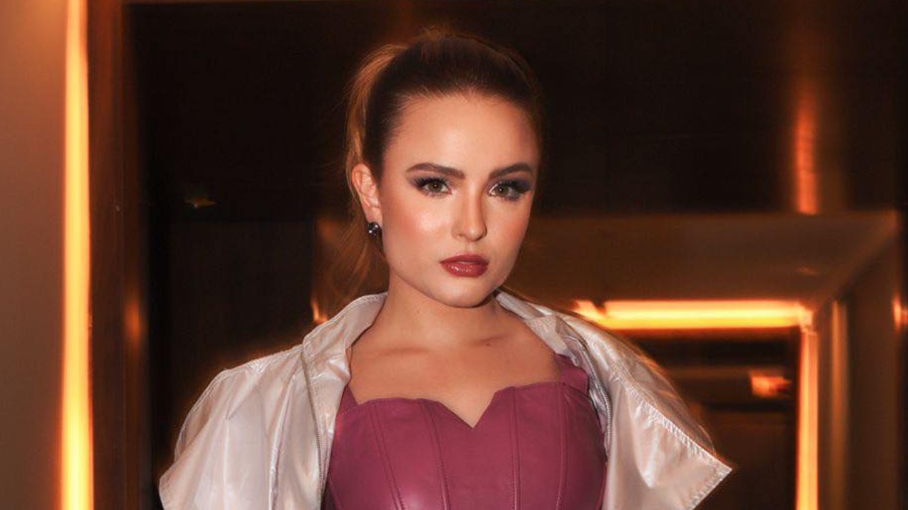 Estilosa, Larissa Manoela aposta em conjuntinho rosa para evento em São Paulo e web elogia: ”Que mulher!”