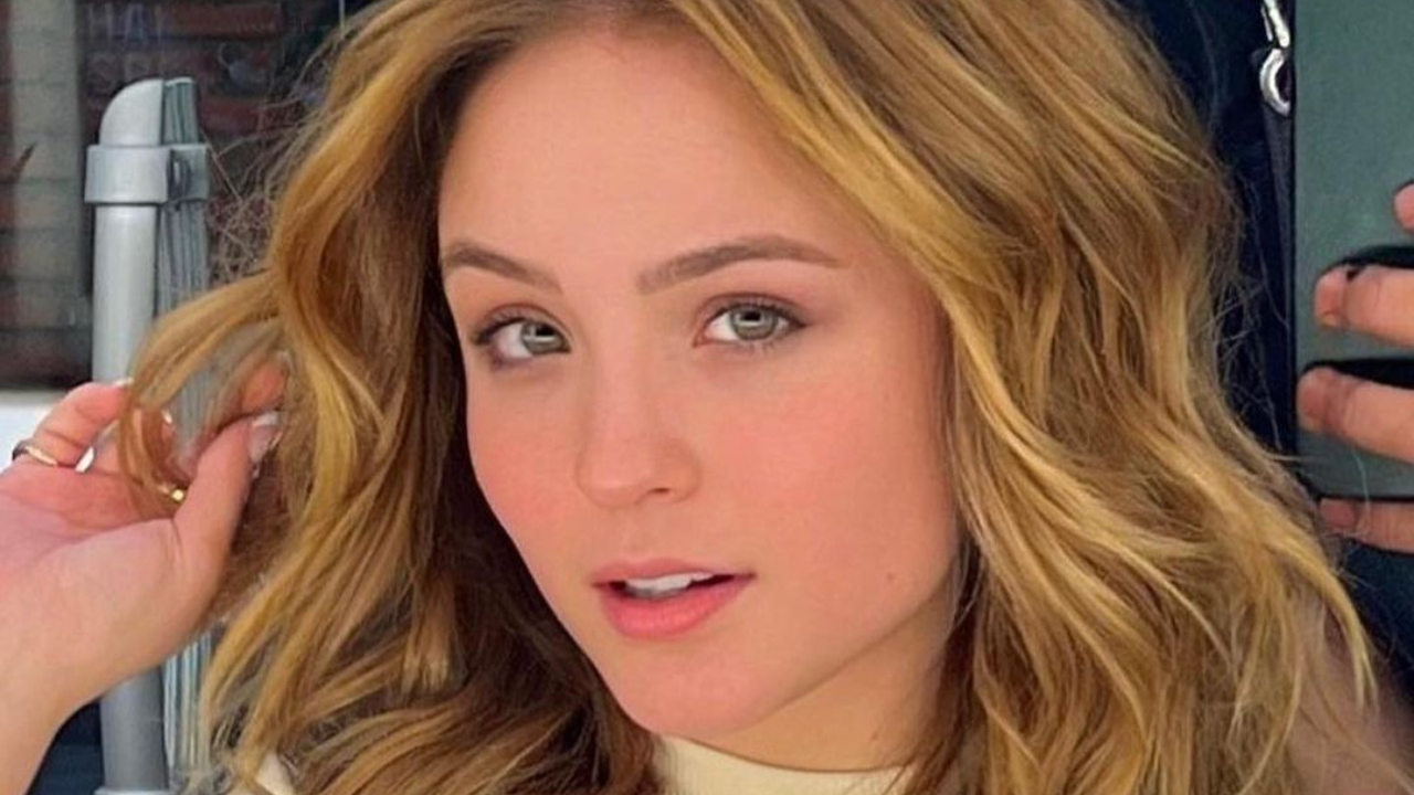 Larissa Manoela elege conjuntinho de top e saia para celebrar o aniversário da amiga