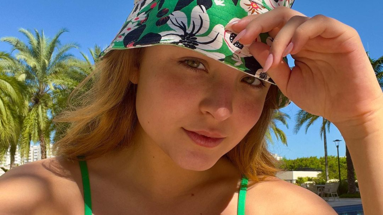 Larissa Manoela surge ruivíssima em registro antigo e fãs disparam: ”A cara da Marina Ruy Barbosa”