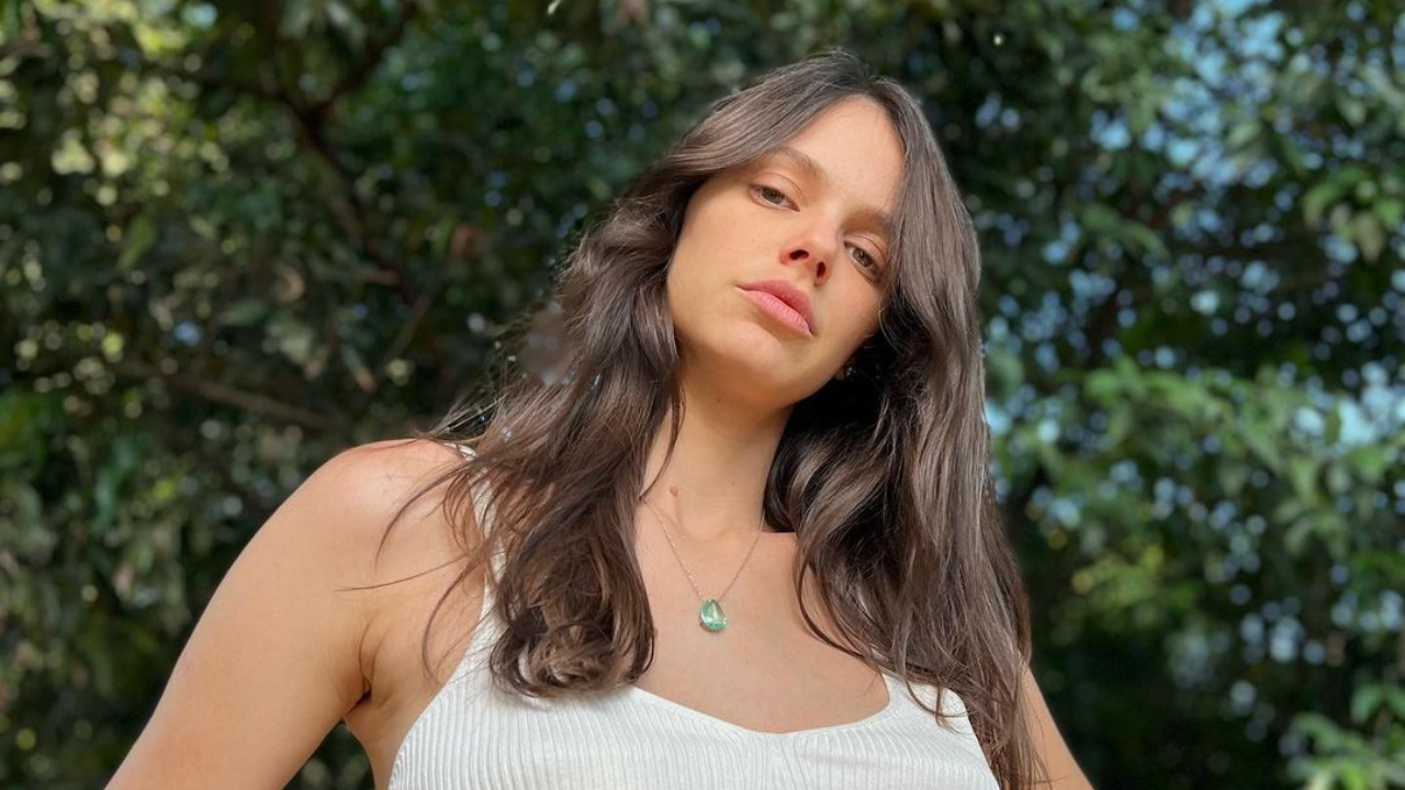 Em Trancoso, Laura Neiva publica lindo clique amamentando o caçula, José