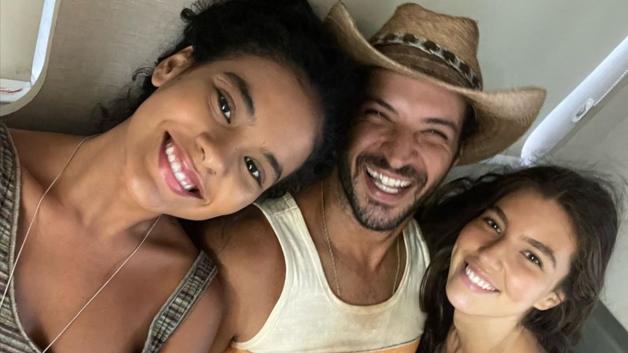 Leandro Lima posa com Alanis Guillen e Bella Campos em gravações de ‘Pantanal’ e fãs elogiam: ”Elenco de milhões”