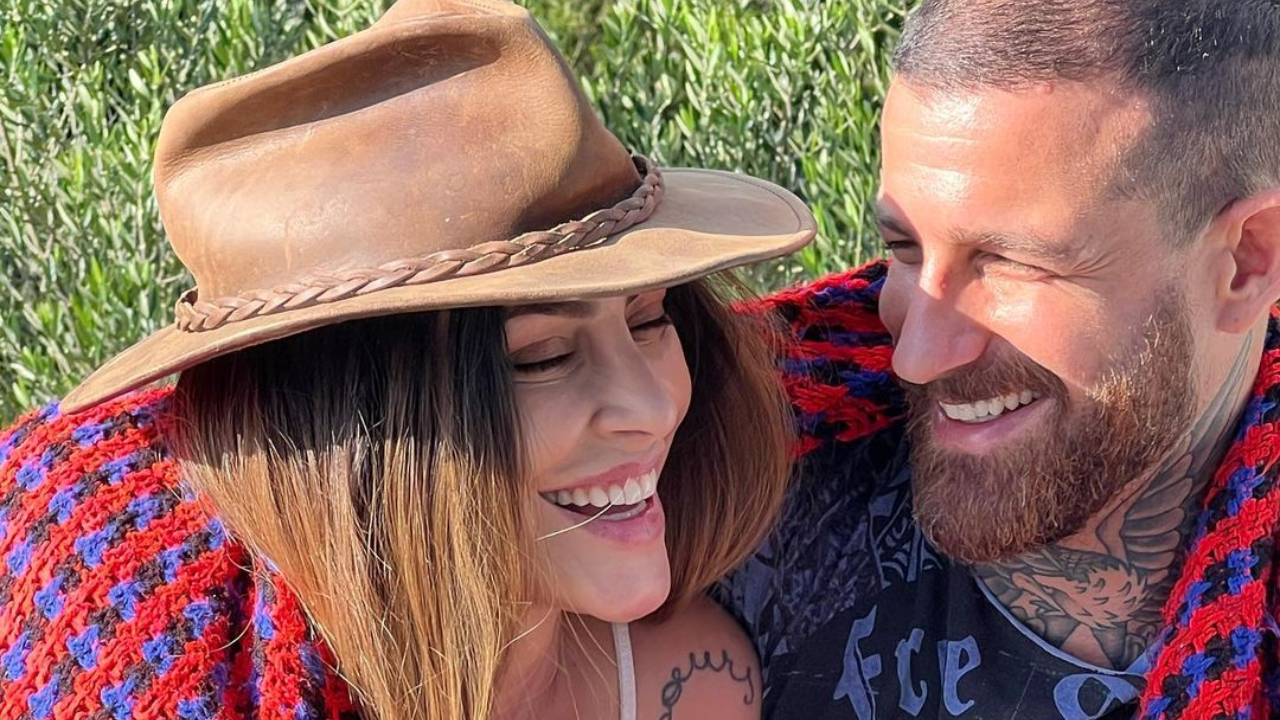 Alerta de casalzão! Leandro D’Lucca e Cleo surgem curtindo momento descontraído juntinhos