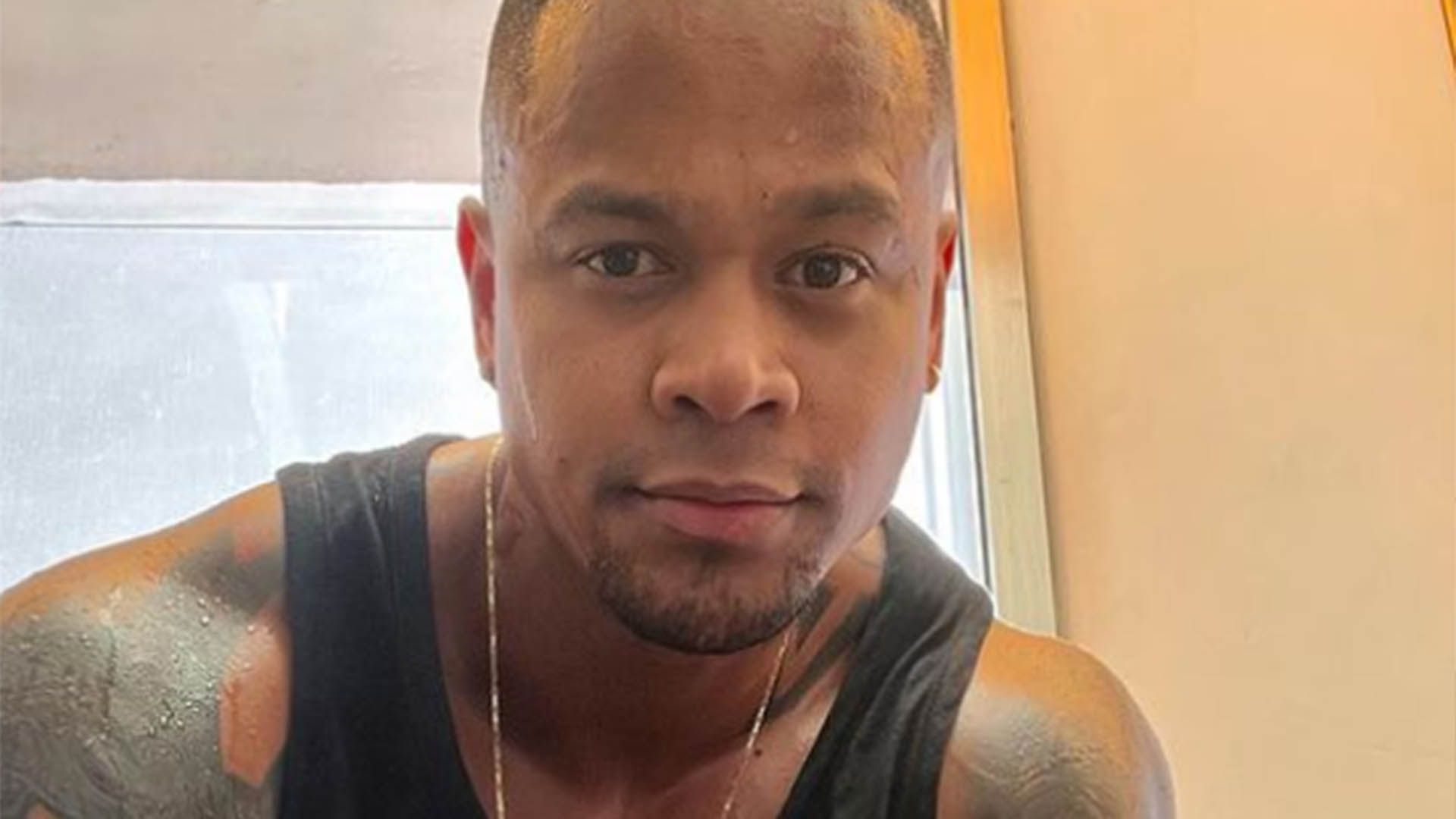 Léo Santana rasga a calça em show e mostra vídeo do momento