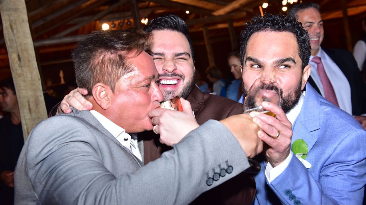 Sertanejos se divertem durante casamento de Nathan, filho de Luciano Camargo