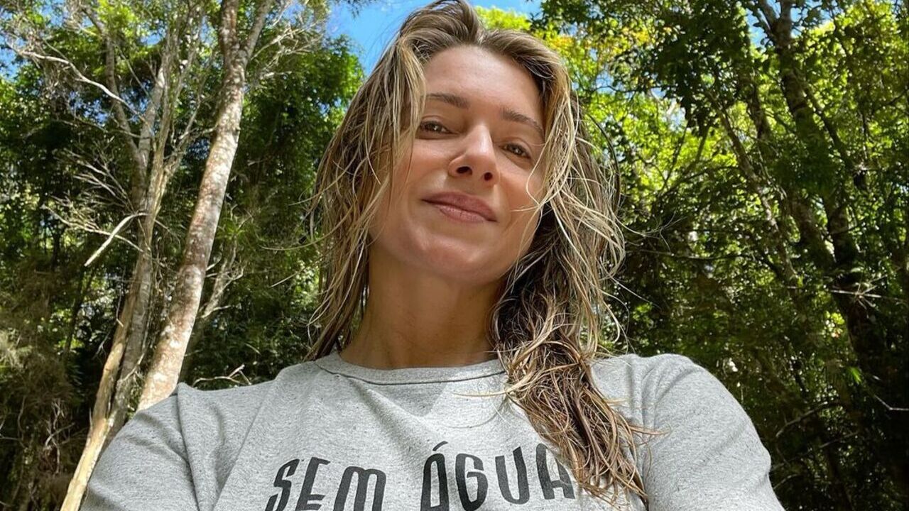 Leticia Spiller faz a temperatura subir ao aparecer só de lingerie