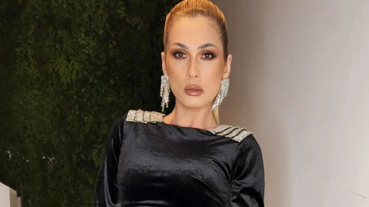 Lívia Andrade arrasa com look curtinho de veludo na festa de Simaria