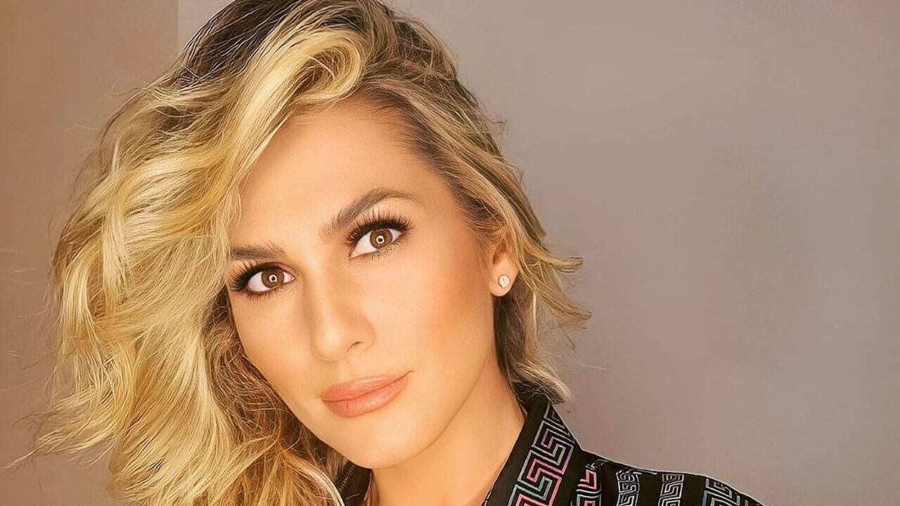De biquíni fininho, Lívia Andrade se refresca em rio e exibe corpaço