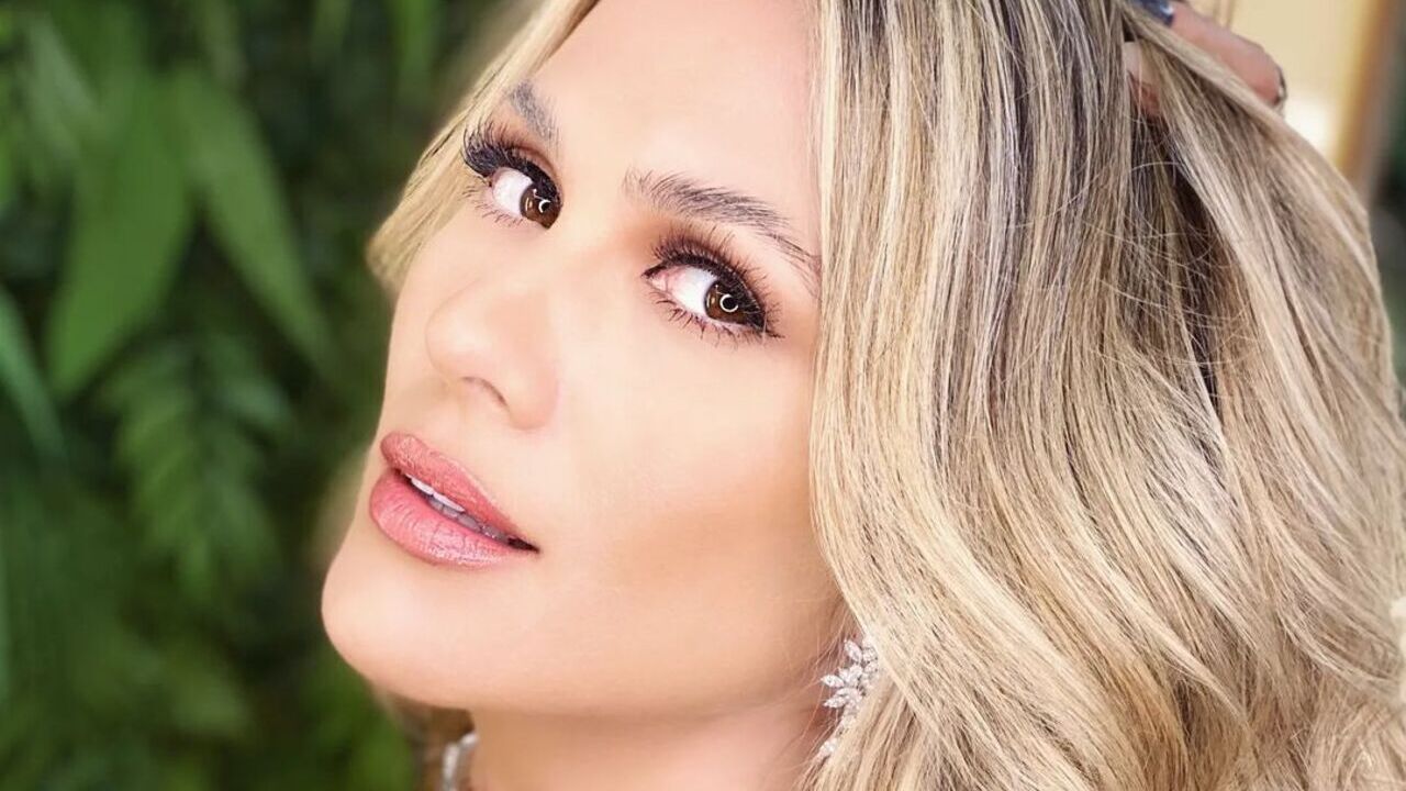Lívia Andrade arrasa ao surgir com vestido sem alça e volumoso