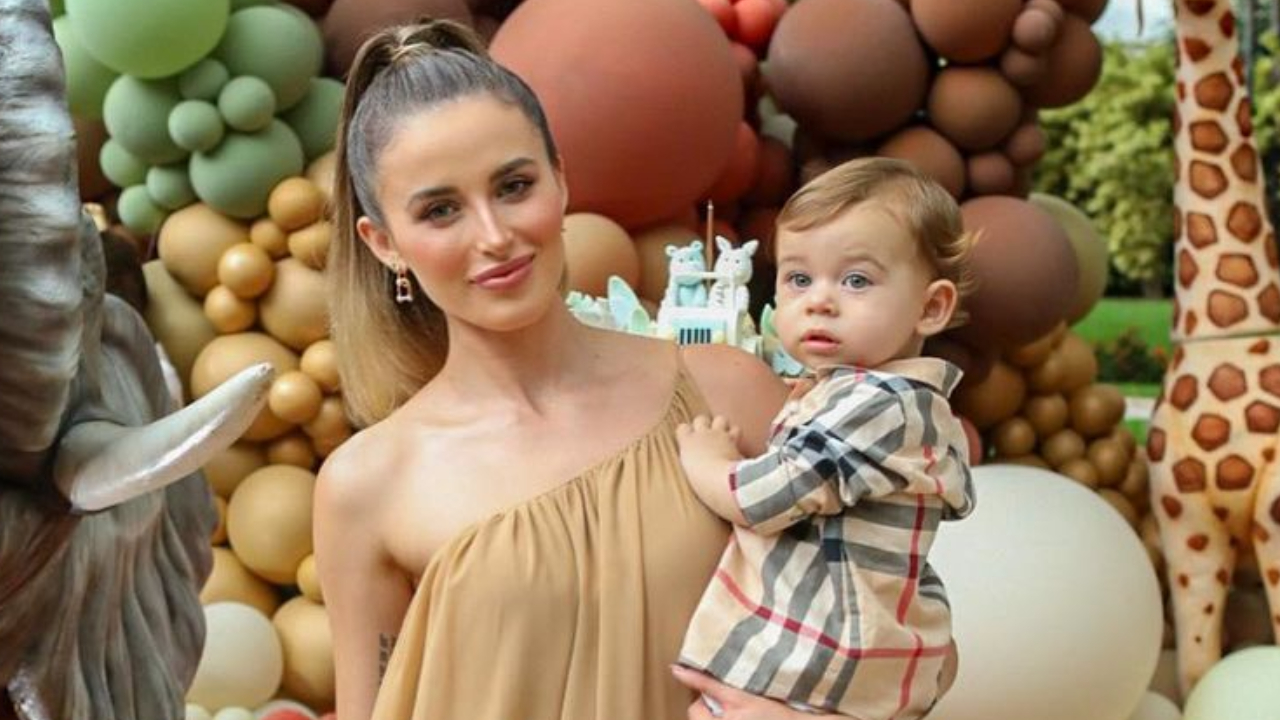 Mãe-coruja! Lorena Carvalho se derrete pelos pezinhos do filho: ”Bisnaguinhas”