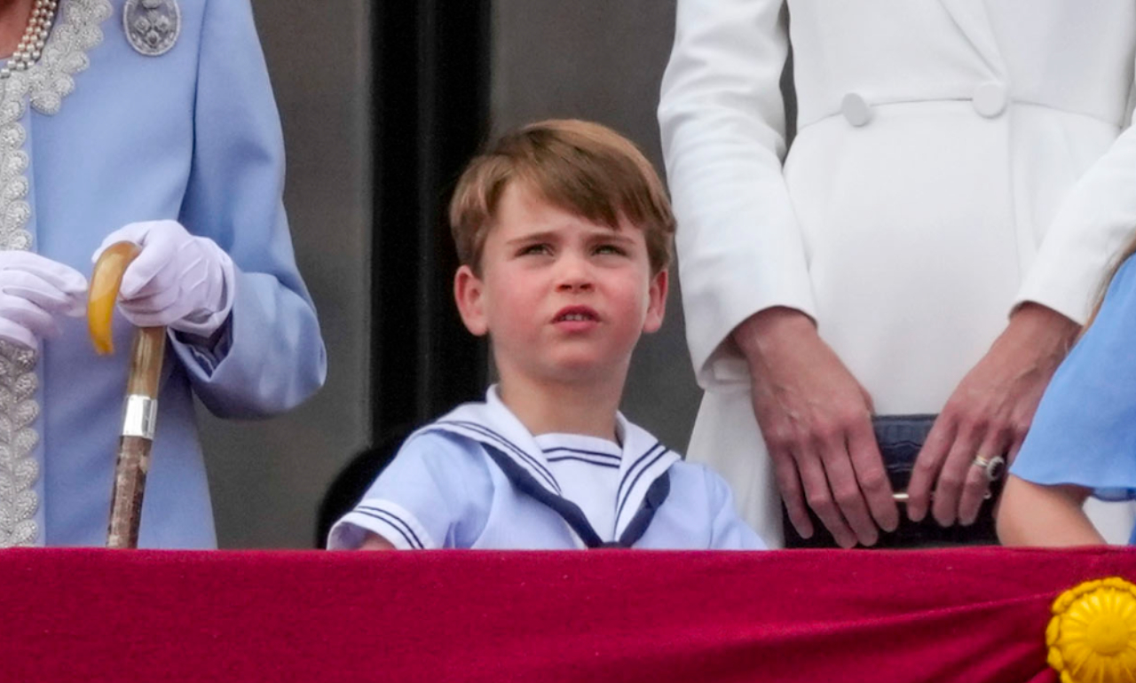 Príncipe Louis usa o mesmo look do pai, Príncipe William, 37 anos depois