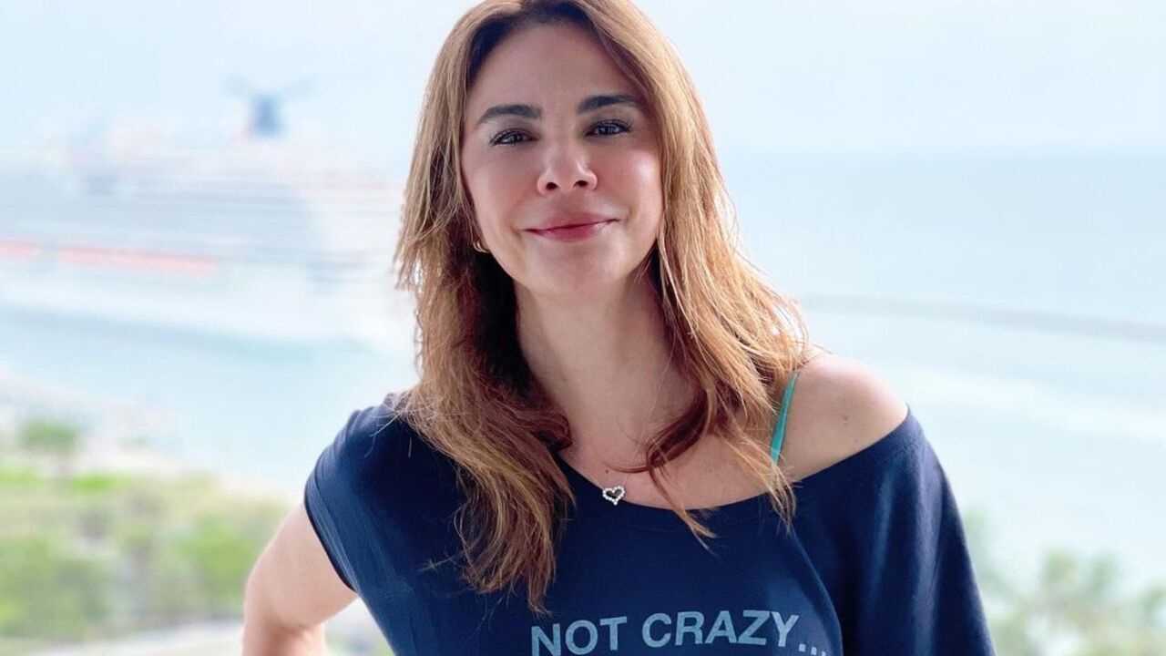 Luciana Gimenez surge arrasadora com vestido justinho com plumas