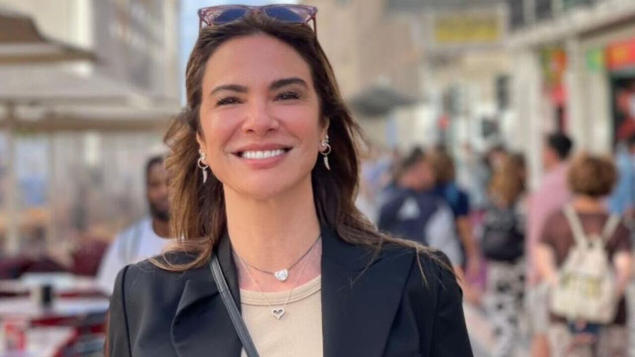 Em Portugal, Luciana Gimenez abaixa shortinhos e deixa biquíni cavado à mostra