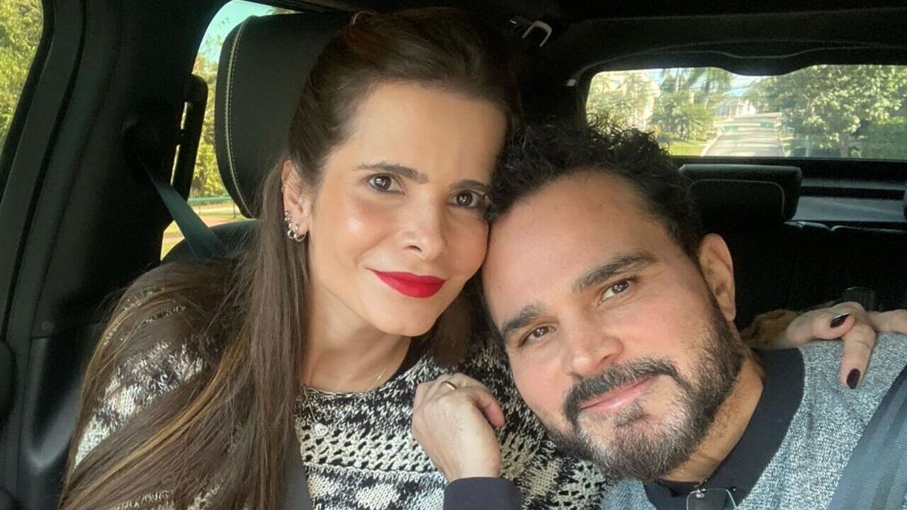 Muito apaixonado, Luciano Camargo mostra como faz a esposa sempre presente no palco