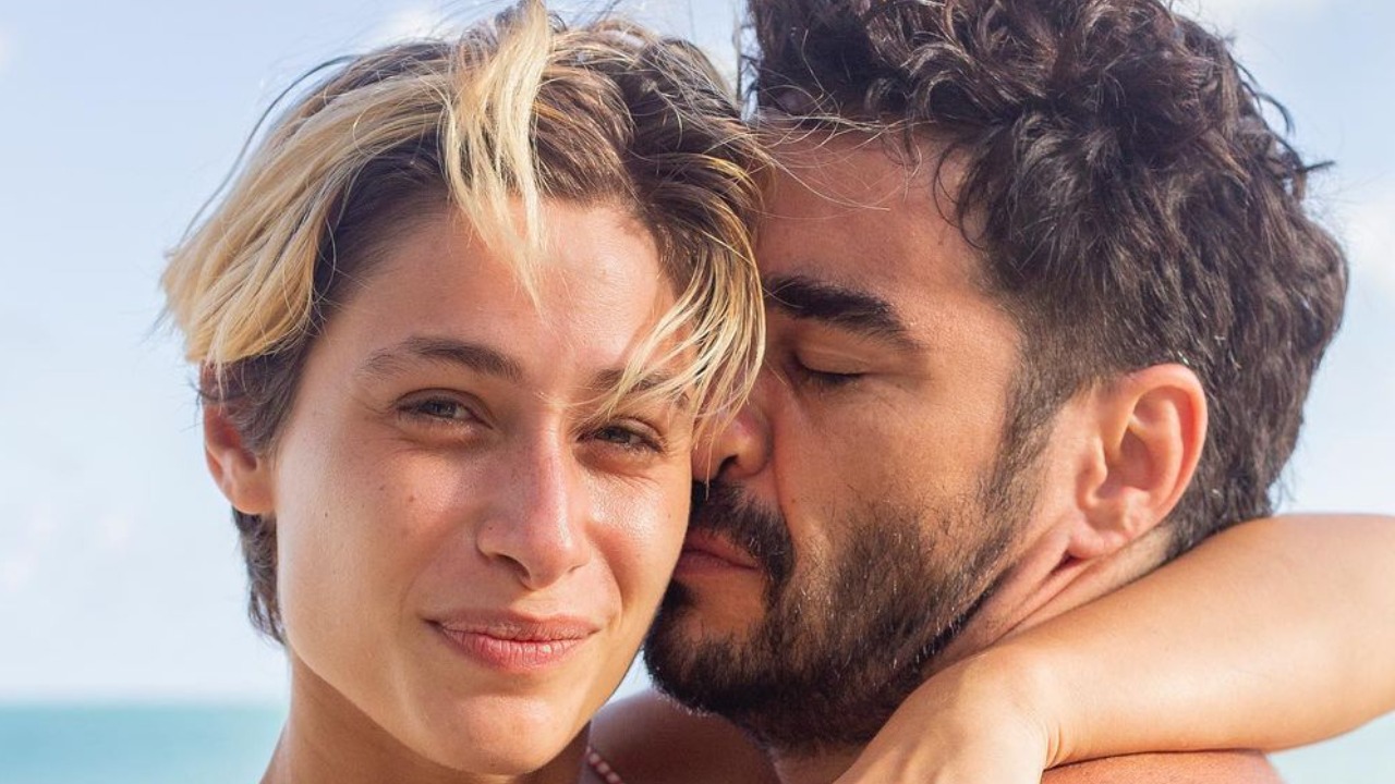 De biquíni, Luisa Arraes surge em fotos românticas com Caio Blat e presta homenagem: ”Amor maior”