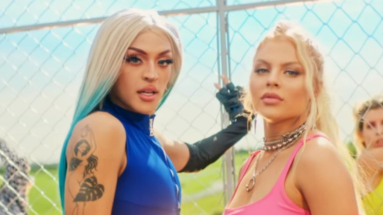 Luísa Sonza e Pabllo Vittar dão selinho e recriam foto ao celebrarem os 3 anos de ‘Garupa’