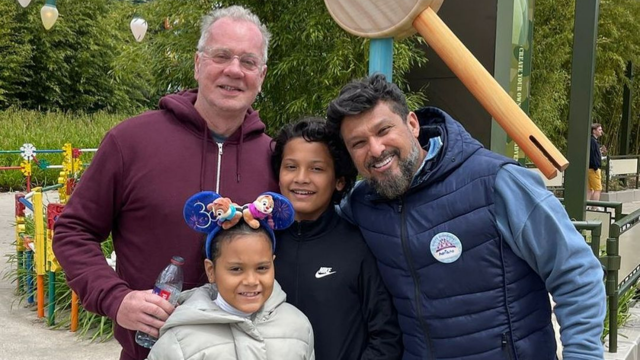 Luiz Fernando Guimarães curte viagem para Paris na companhia da família: ”Meu lugar favorito no mundo”